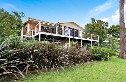 Callala Bay House | Tradewinds – extensive deck over the water