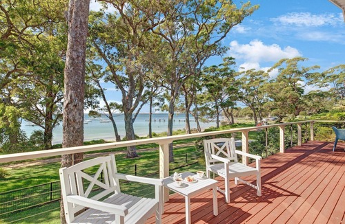 Callala Bay House | Tradewinds – extensive deck over the water