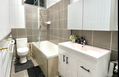 Bundaberg North House | Tradies Paradise 5 Bed, 3 Bath with WiFi & AC