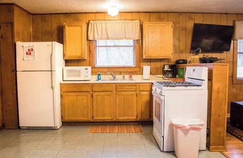 Triumph Cabin | Trading Post cabin near Starved Rock at Kishauwau Cabins - sleeps 6, no animals
