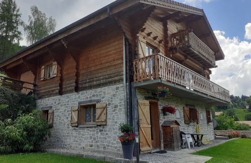 Les Villards-sur-Thones Apartment | Traditional plank Savoyard Chalet