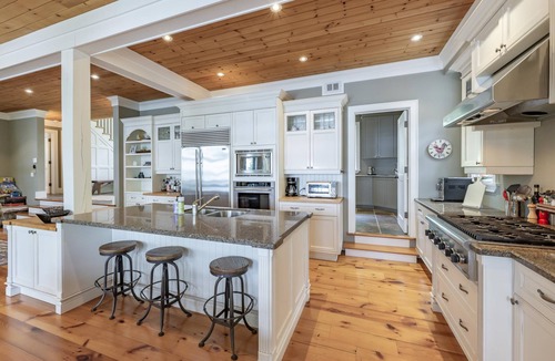 Muskoka Lakes Cottage | Traditional 6 bed 5 bath cottage on Lake Joseph with matching Boathouse