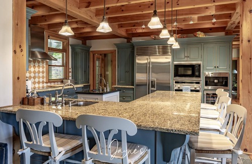 Seguin Cottage | Traditional 7 bed 7 bath cottage on Lake Joseph + Boathouse