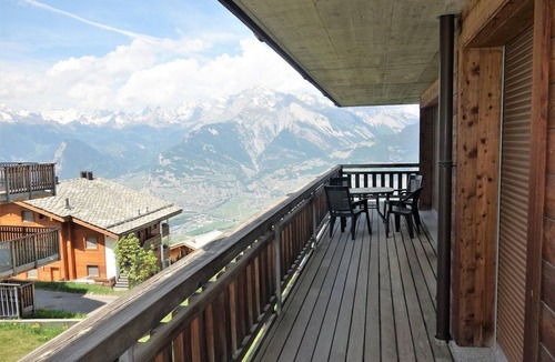 Veysonnaz Apartment | Traditional apartment with balcony