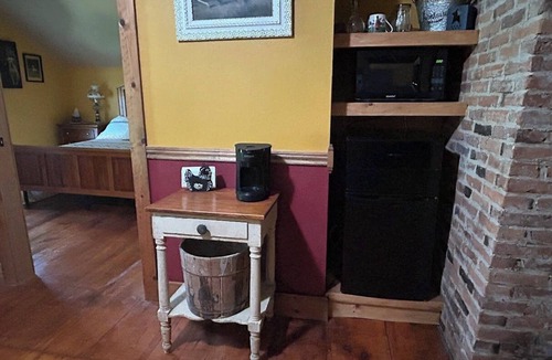 Farmersville Station Bed & Breakfast | Traditional bed & breakfast - Hunter Hill Farm - One Bedroom Private Bathroom