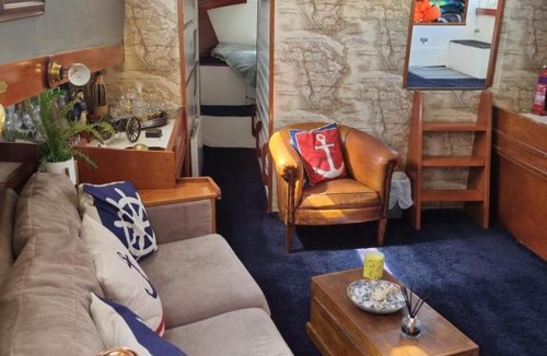 Runnymede Boat Rental | Traditional boat