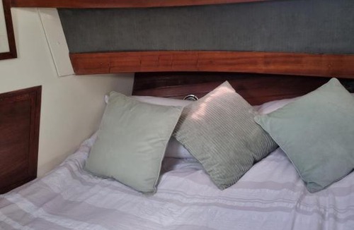 Runnymede Boat Rental | Traditional boat