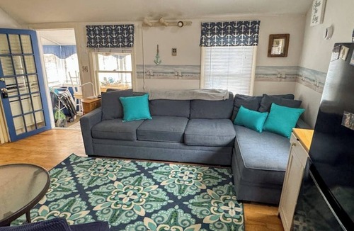 York Beach Cottage | Traditional Centrally Located Cottage.walk to downtown and beaches