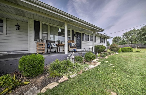 De Soto Cottage | Traditional Country Home in De Soto w/Yard!