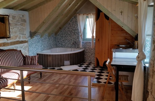 Vis Apartment | Traditional house with two apartments