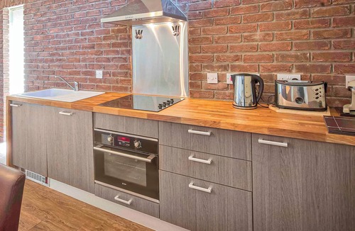 Dukeries Mill Ski Chalet | Traditional Pet Friendly 3 Bed