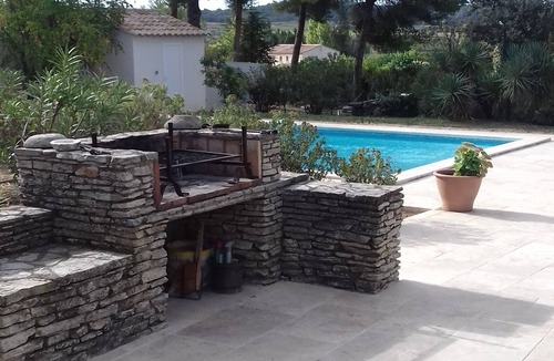 Campagnan Villa | Traditional southern style villa with private large garden and swimming pool