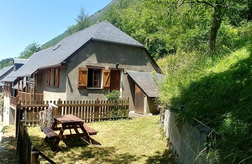 Esquieze-Sere House | Traditionnal house, montain view, garden, calm, close to all amenities.