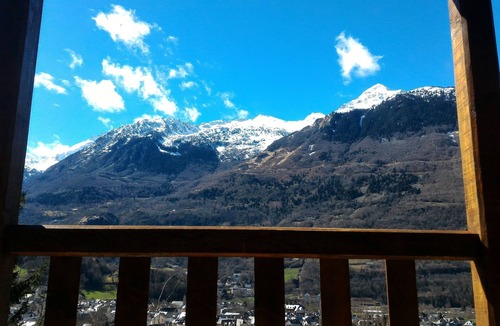 Esquieze-Sere House | Traditionnal house, montain view, garden, calm, close to all amenities.