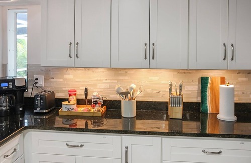 Fort Myers House | Trae snacks y relájate–Frente al agua–Piscina–Cuna –Mascotas– Kayaks–BBQ