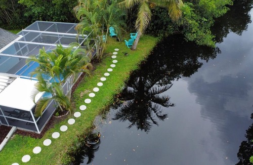 Fort Myers House | Trae snacks y relájate–Frente al agua–Piscina–Cuna –Mascotas– Kayaks–BBQ