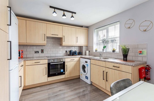 Irlam Apartment | Trafford Centre Cityscape Hideaway – Free Parking