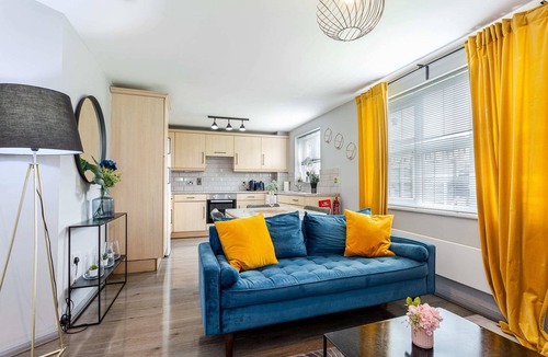 Irlam Apartment | Trafford Centre Cityscape Hideaway – Free Parking