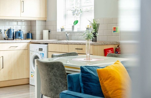 Irlam Apartment | Trafford Centre Cityscape Hideaway – Free Parking