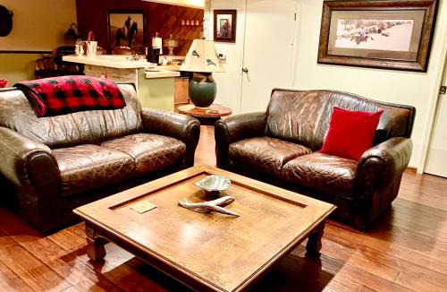 Cheyenne Bed & Breakfast | Trail Boss King EnSuite-Prairie Rose B&B - 1200 sq ft Suite