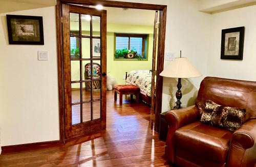 Cheyenne Bed & Breakfast | Trail Boss King EnSuite-Prairie Rose B&B - 1200 sq ft Suite