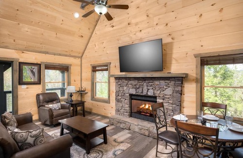 Pittman Center House | Trail Head Cabin Short Walk to Lake