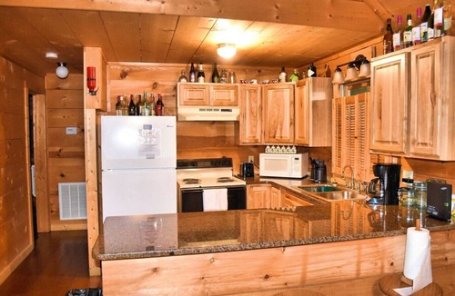 Morganton Cabin | Trail`s End-Hot tub-Wi-Fi,-pets ok-Pool Table-Fireplace-Screened Porch-Activities