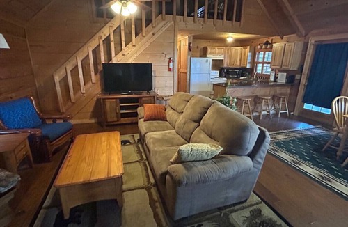 Morganton Cabin | Trail`s End-Hot tub-Wi-Fi,-pets ok-Pool Table-Fireplace-Screened Porch-Activities