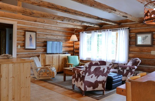 Wapiti Hotel | Trail Shop Inn