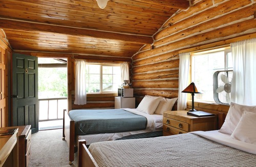 Wapiti Hotel | Trail Shop Inn