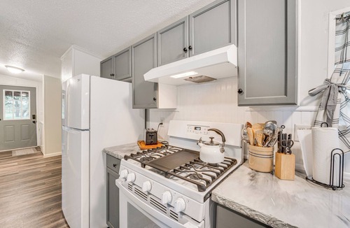Gonzales House | Trails, Creek & Wildlife: Country Harwood Retreat