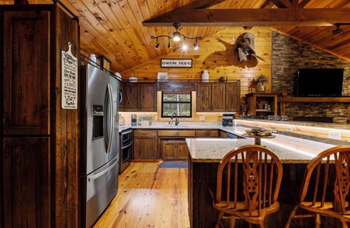 Morganton Cabin | Trails End Lodge - 5 BR cabin in Morganton with Games, WiFi, Hot Tub