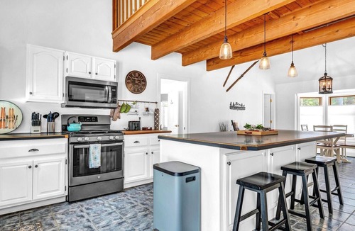 North Conway House | Trails, Kids Loft, Firepit, and Walk to the Village