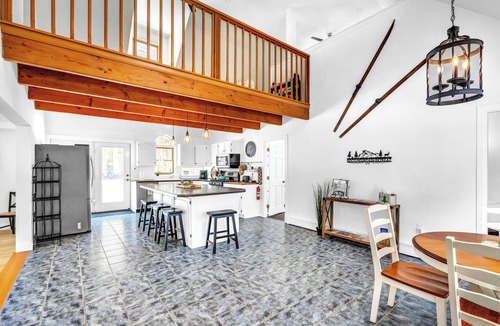 North Conway House | Trails, Kids Loft, Firepit, and Walk to the Village