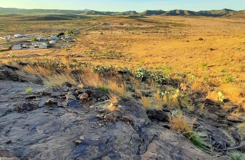 Alpine House | Trails Sister- Calm on the Edge of Town