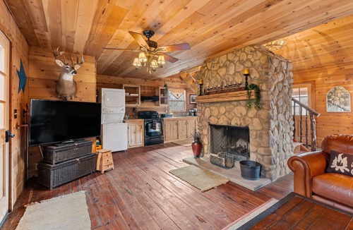 Franklin Cabin | TRAILS & TRANQUILITY - Cozy Cabin on 30 Acres