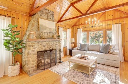 Cuyahoga Falls House | Trails, Wine & Events! Cuyahoga Falls Retreat
