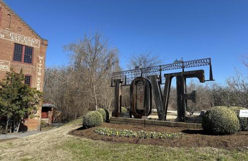 Farmville House | Trailside 2BR Cottage Walk Downtown Greenfront