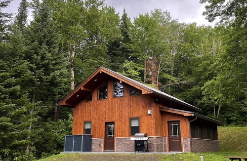 Pittsburg House | Trailside at Middle Pond