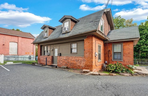 Schwenksville Cottage | Trailside Bliss: BIG House