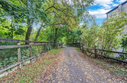 Schwenksville Cottage | Trailside Bliss: BIG House