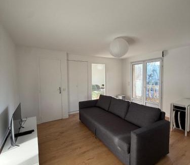 Noisy-le-Grand Apartment | Train station 10 min close to Paris and Disney University