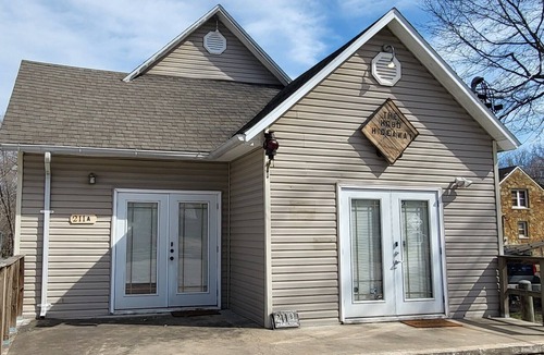 Neosho Apartment | Train Themed Accommodations Near Neosho Square! Side B
