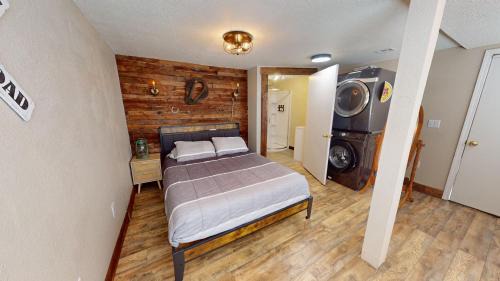 Neosho Apartment | Train Themed Hobo Hideaway Near City Square