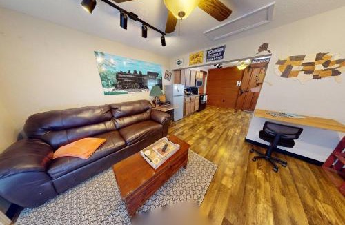 Neosho Apartment | Train Themed Hobo Hideaway Near City Square