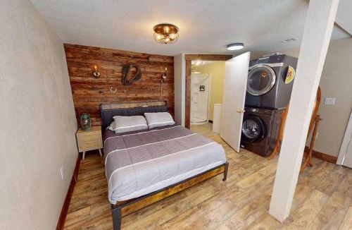 Neosho Apartment | Train Themed Hobo Hideaway Near City Square