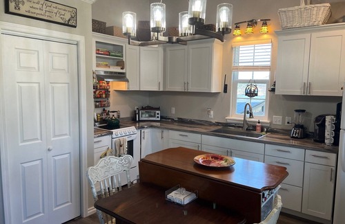 Grove House | Tranquil 1 bed cabin w 27 ft deck overlooking beautiful Grand Lake in Grove OK