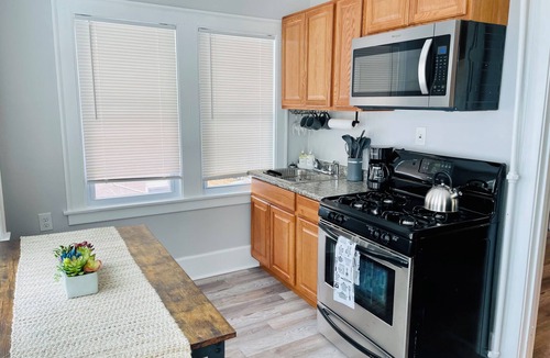 Waukegan Apartment | Tranquil 1-bedroom apartment near Navy Base in charming Waukegan