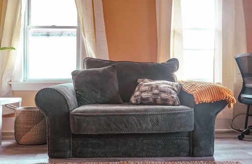 Waukegan Apartment | Tranquil 1-bedroom apartment near Navy Base in charming Waukegan