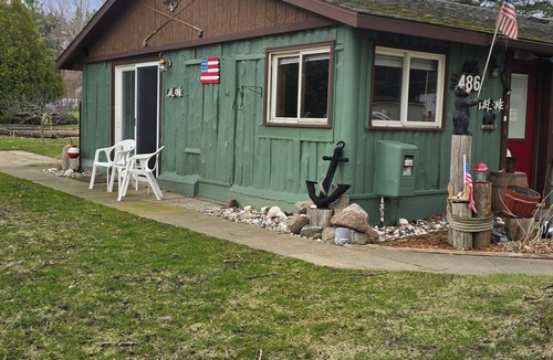 Sanford House | Tranquil 1-bedroom Cabin on Beautiful Sanford Lake!
